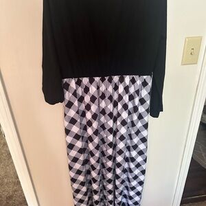 Cute long maxi dress for Christmas with pockets, bought and never wore .